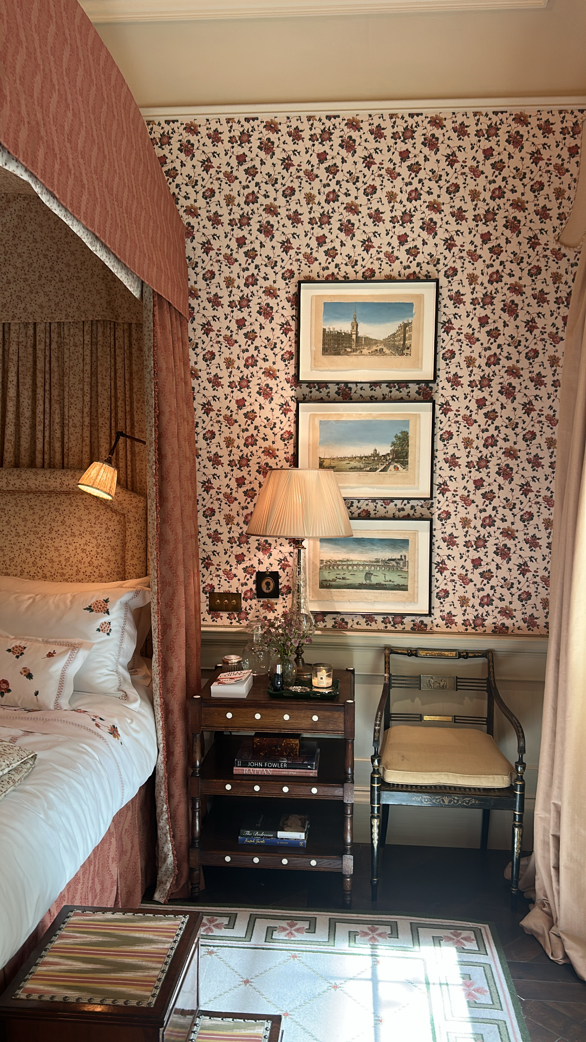 Deep red tones in this classic Wow!House bedroom.